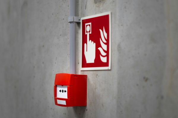 Top benefits of IoT sensors and signage for workplace safety